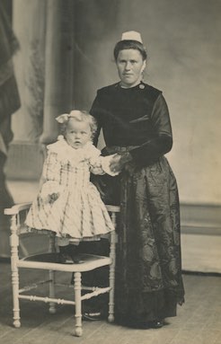 Marie-Anne Colin, veuve Curunet, avec son fils (coll. Y. Le Grand)