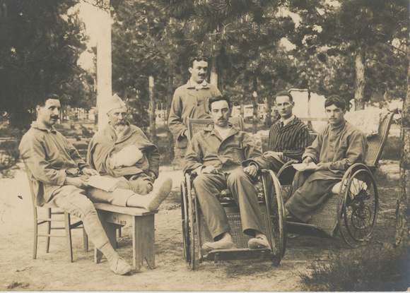 F. Trellu, à droite sur le fauteuil roulant, en convalescence. Coll. personnelle